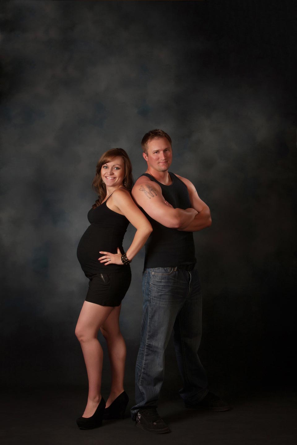 standing-maternity-couple